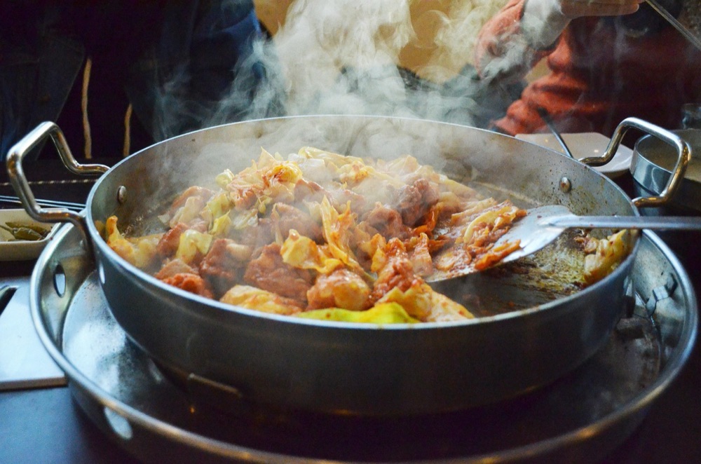 鉄板で焼く春川名物のタッカルビ