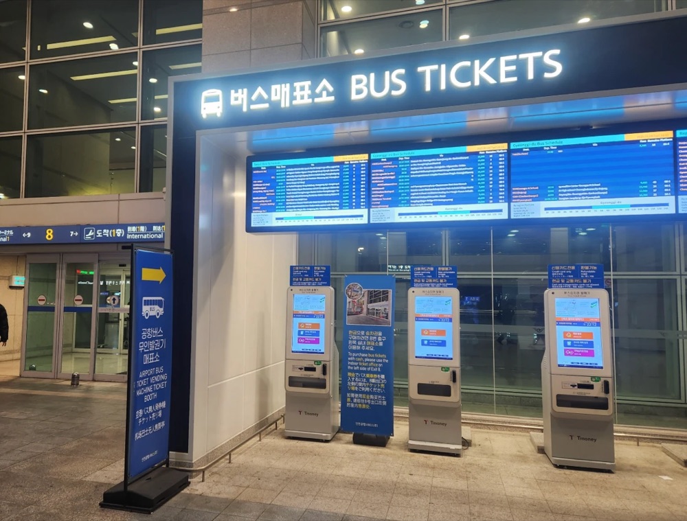 仁川空港の到着階出口前にある空港バスの乗車券券売機と案内板