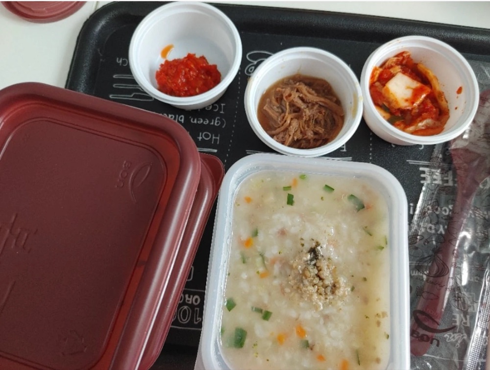 持ち帰りした本粥の牛肉と野菜のお粥とおかず